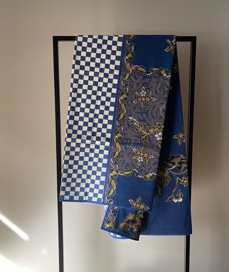 Плед двусторонний из уникального орнаментального индонезийского батика купона синего цвета и сатина в синюю шашечку  №4 IBB