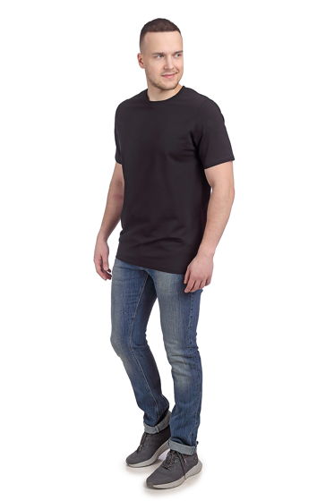 Хлопковая базовая черная мужская футболка с контрастной вышивкой