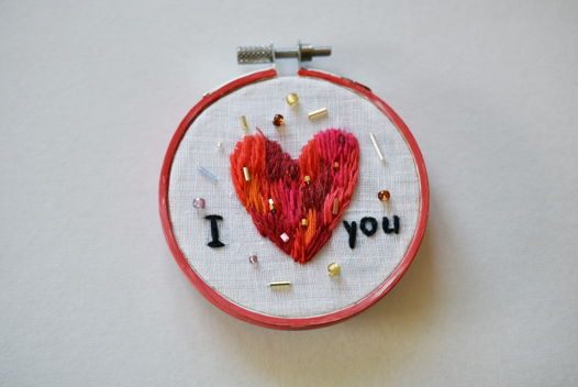 Рукодельная вышивка "Любовь" d 8см