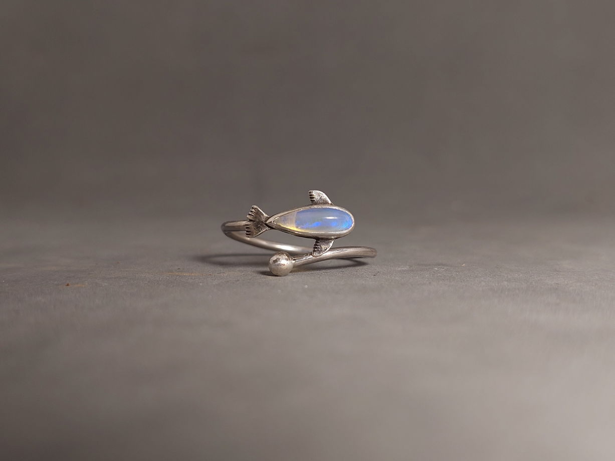 Серебряное кольцо с опалом "Рыбка", размер 15 - 21