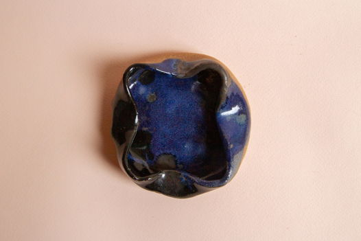 Керамическая пепельница ручной работы, покрытая синей, черной глазурями