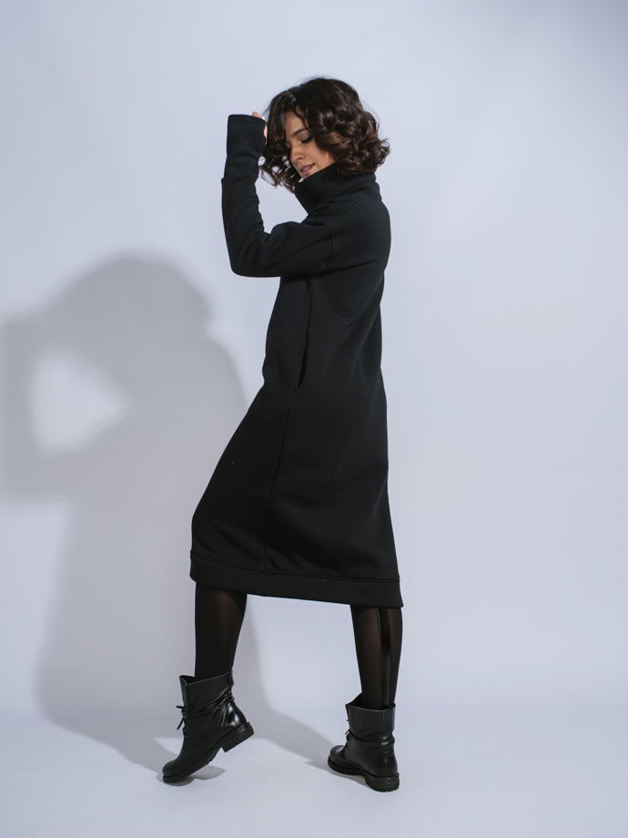 Утепленное платье с высоким воротником длиной миди черного цвета