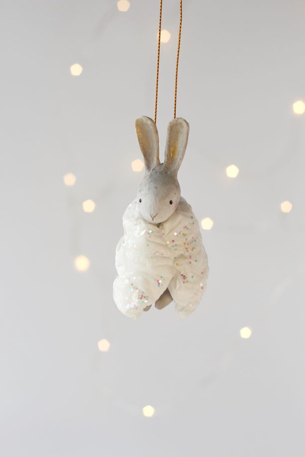 Авторская елочная игрушка "Сонька в одеялке", кролик серый и с конфетти