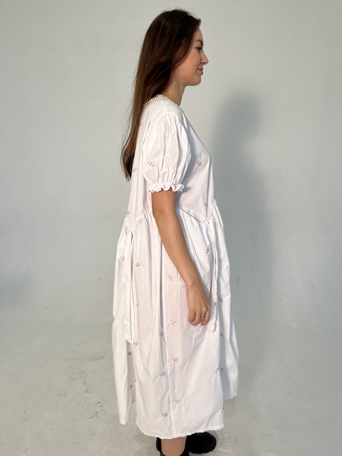 Белоснежное платье  из хлопка расшитое чешским бисером