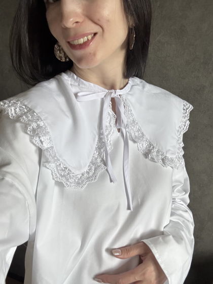 Лонгслив с воротником и кружевом белый хлопковый