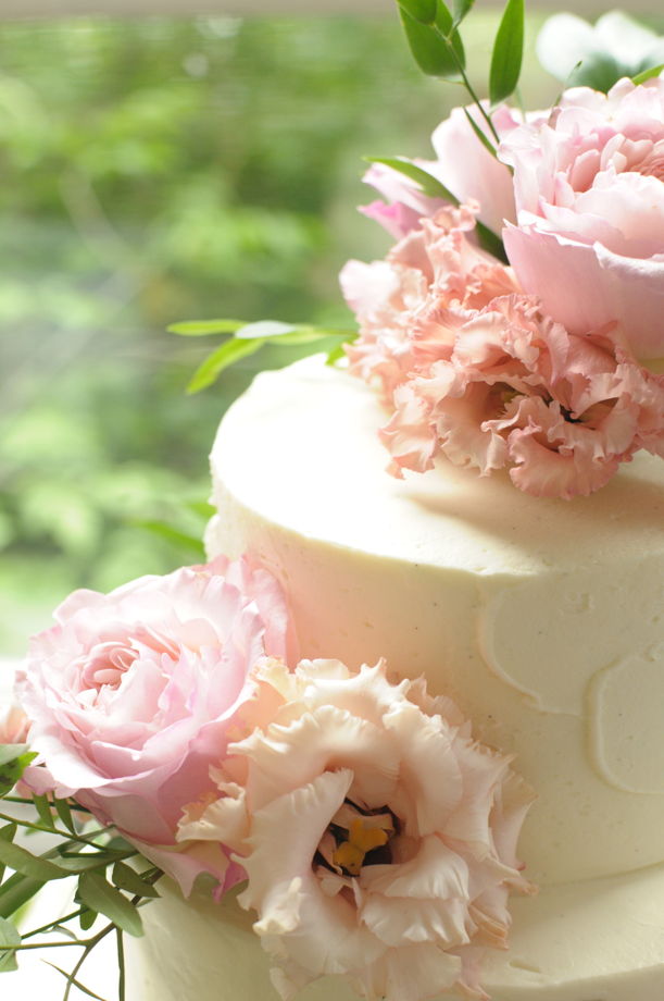 Ярусный \ свадебный торт с цветочным оформлением
