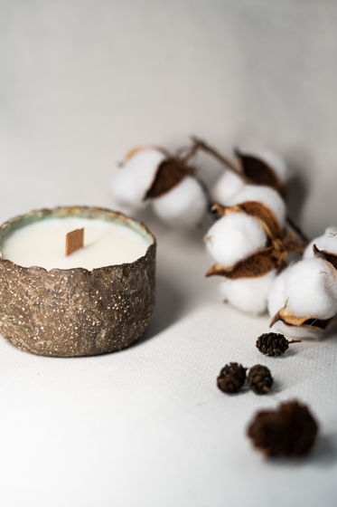 Ароматическая соевая свеча из серии «Элемент» в керамическом подсвечнике ручной лепки | от 25 часов горения | аромат «инжир & кора дуба»