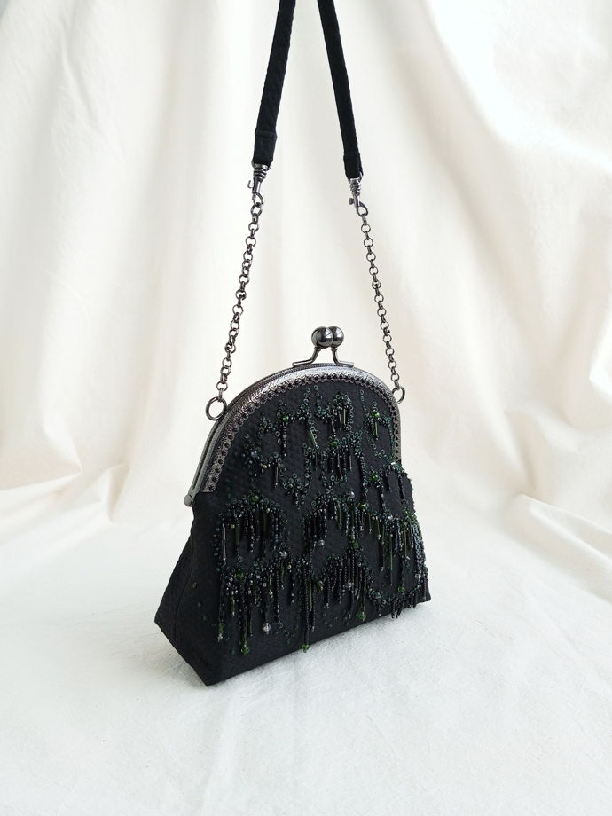 Черная вечерняя сумочка с вышивкой бисером и бахромой