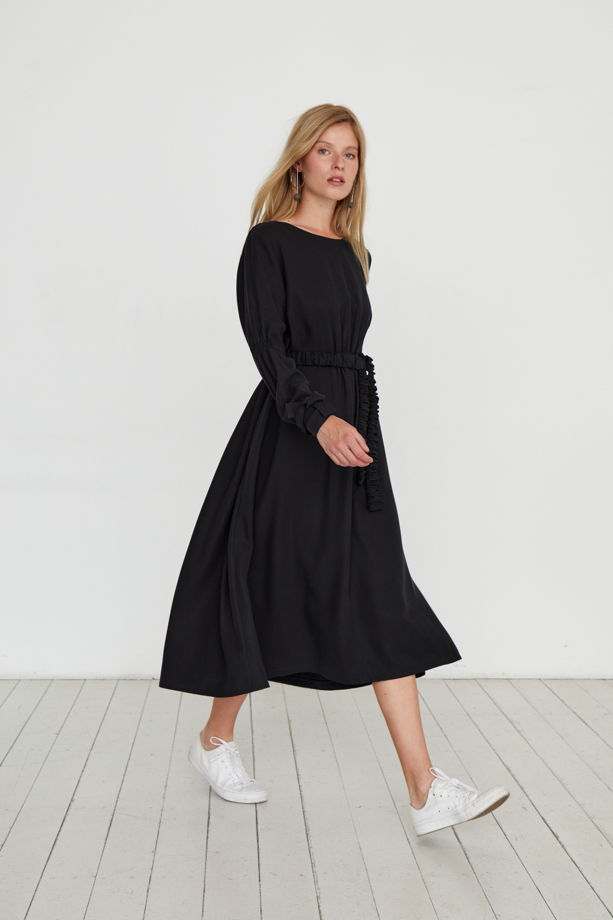 Черное платье из шелковистого тенсела
