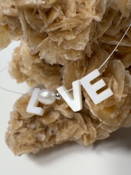 чокер [ LoVE ] c барочным жемчугом и перламутром