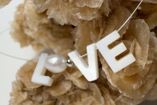 чокер [ LoVE ] c барочным жемчугом и перламутром