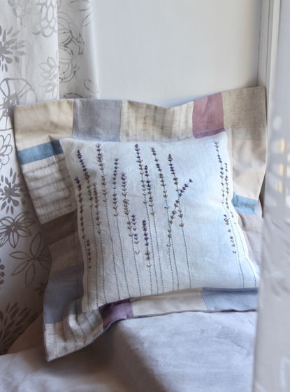 Подушка с вышивкой лаванды