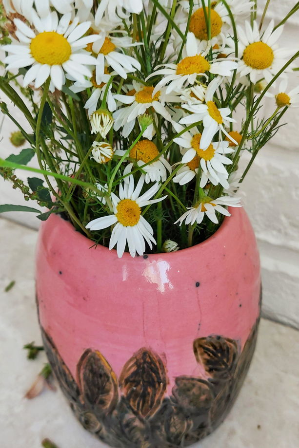 Керамическая ваза розовая с зелёными листьями