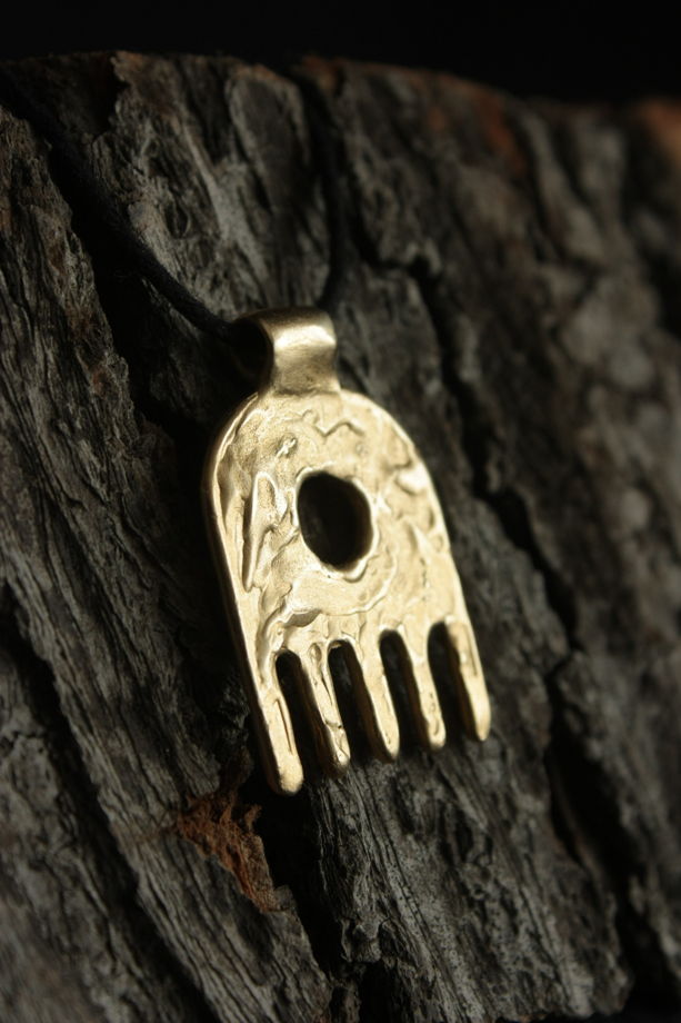 Бронзовый кулон-гребень на шнурке