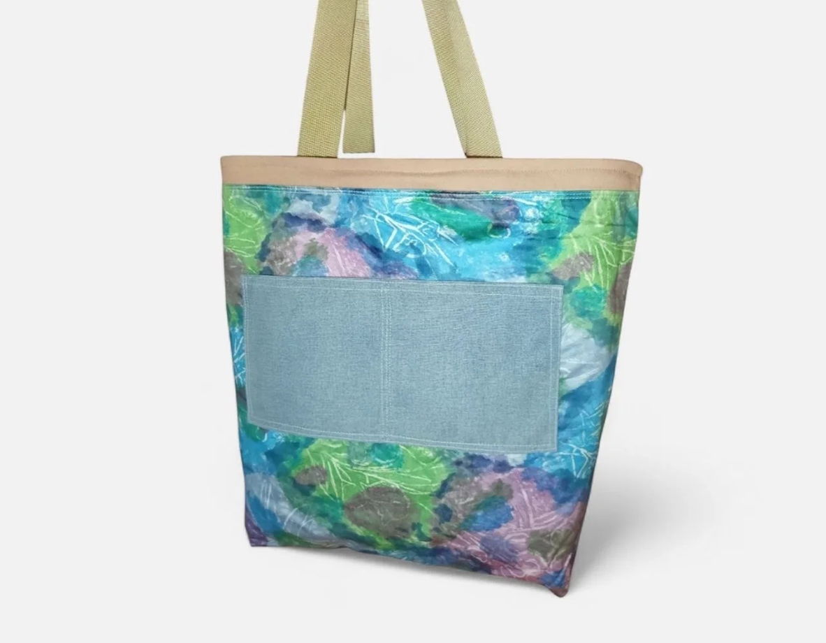 Яркая весенняя сумка из переработанного денима ручной работы.