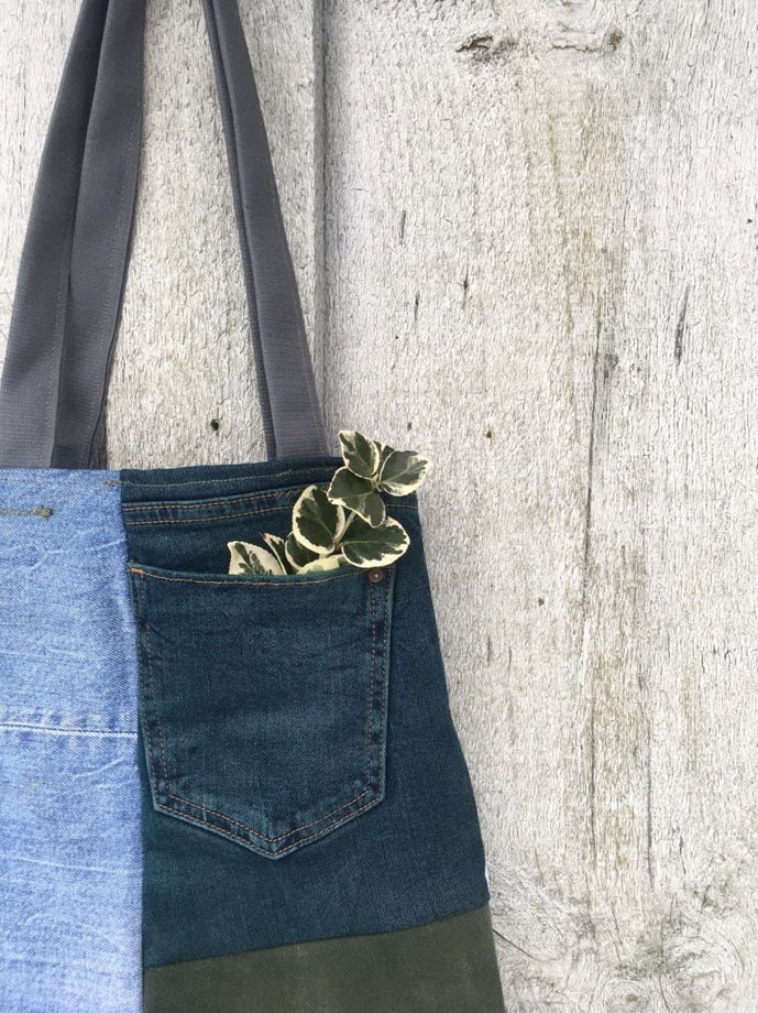 Миниатюрная сумка - шоппер из старых джинсов