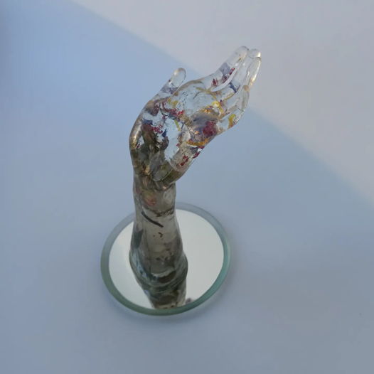 Декоративная скульптура "Рука" с углублением для цветов и сухоцветов