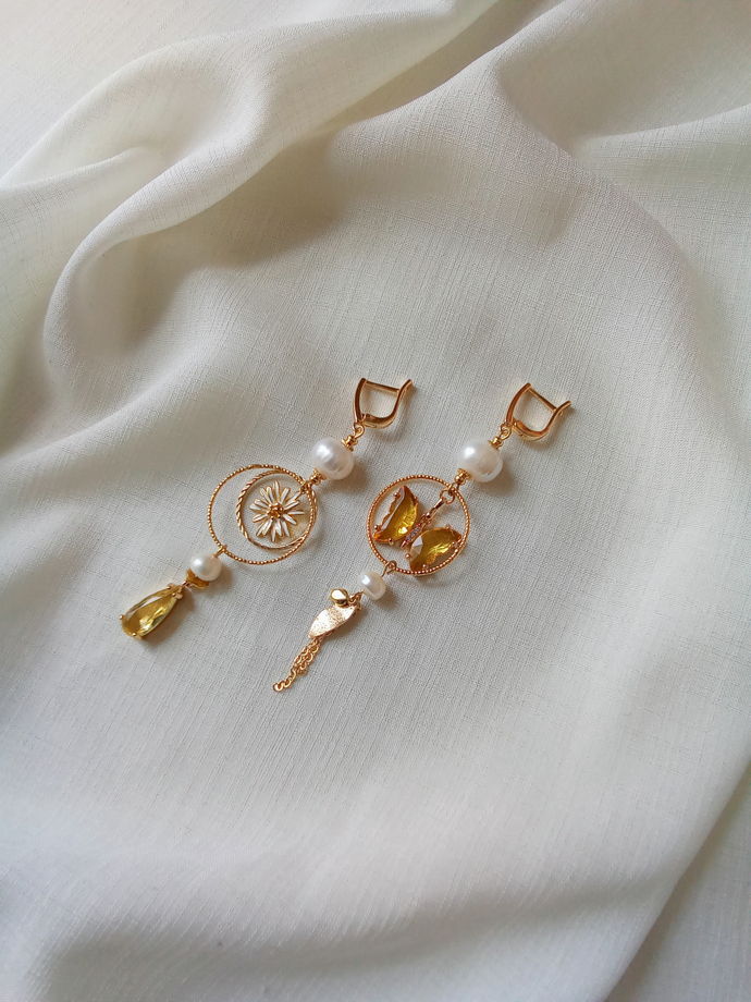 Асимметричные длинные серьги с желтой бабочкой и белым жемчугом