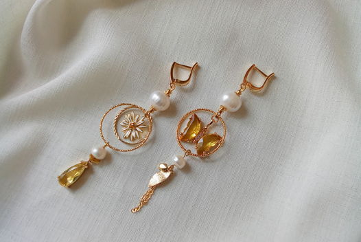 Асимметричные длинные серьги с желтой бабочкой и белым жемчугом