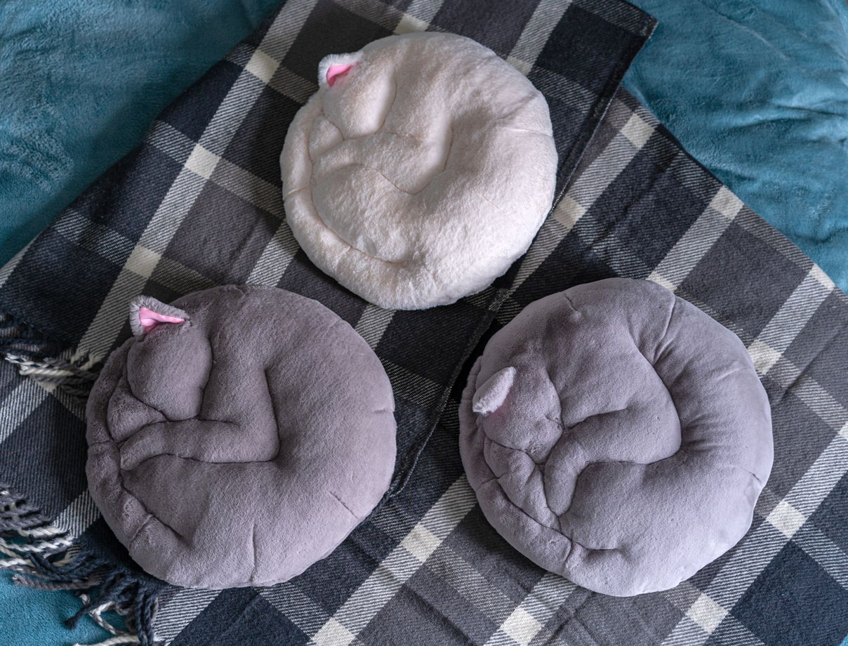 круглая серая подушка-кот ручной работы из эко-меха