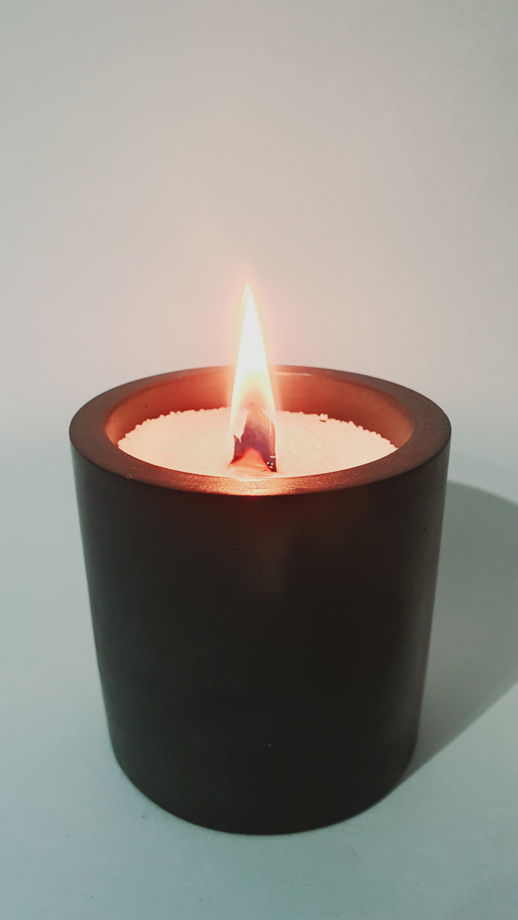 Насыпная свеча в бетонном подсвечнике цилиндр