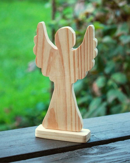 Ангел деревянный на подставке