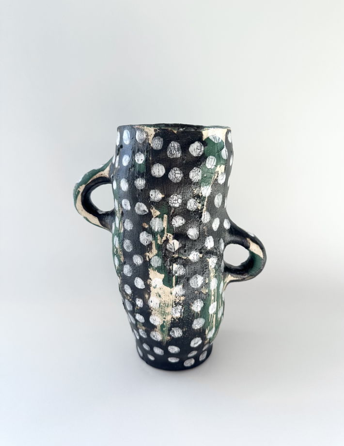 Керамическая черно-зеленая арт ваза «dots»  с росписью «белые точки» ручной лепки