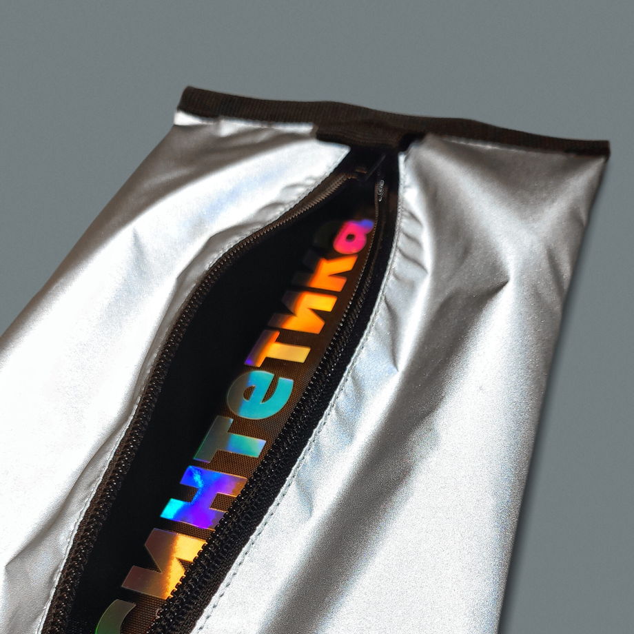 Светоотражающая косметичка с черной подкладкой и голографическим логотипом