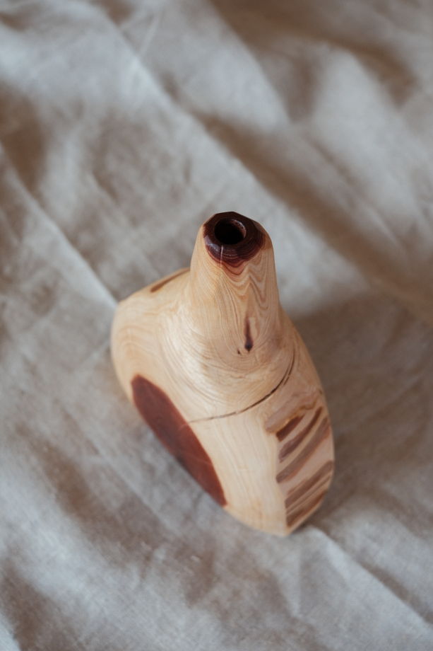 Ваза из можжевельника с узким горлышком