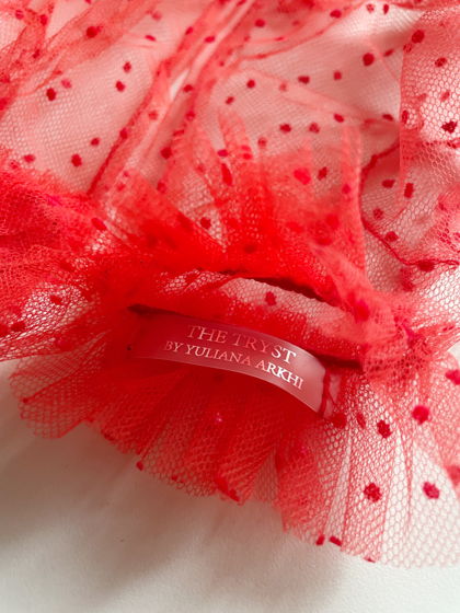 Нежные перчатки из итальянского фатина в красном цвете