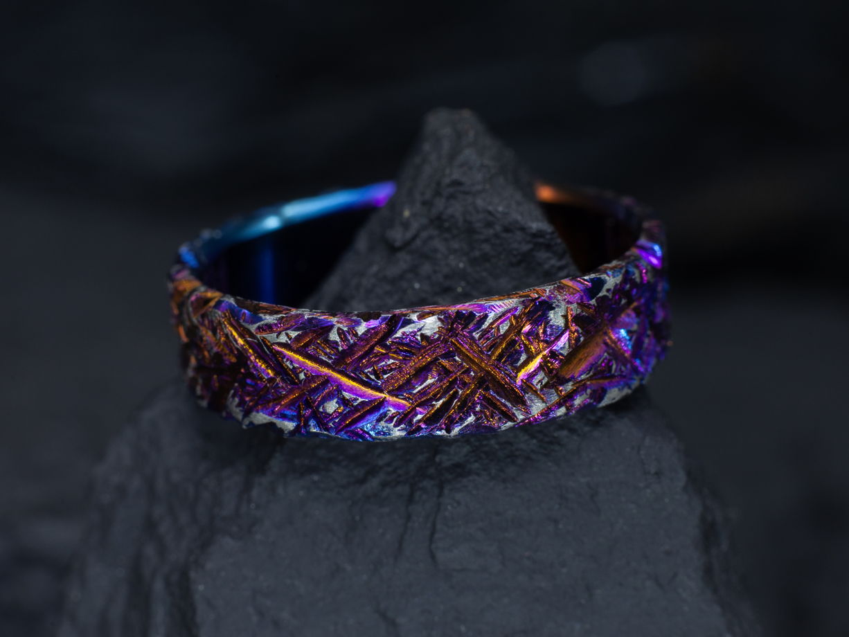 Кольцо из титана "Изрезанное"