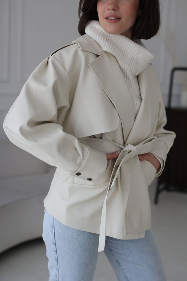Женская бежевая куртка из экокожи в винтажном стиле