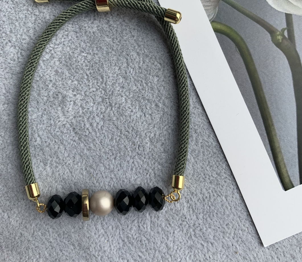 Браслет с жемчугом Майорка, гематитом и бусинами из чешского стекла «Сумрачный диск»