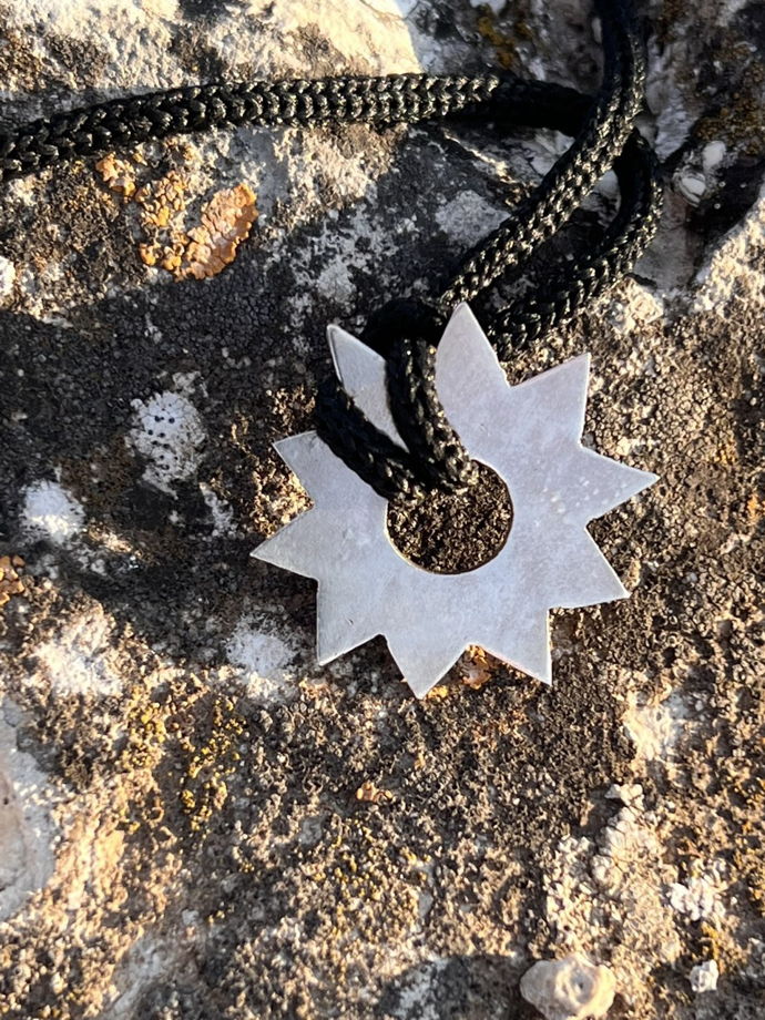 Серебряная звезда на шнурке