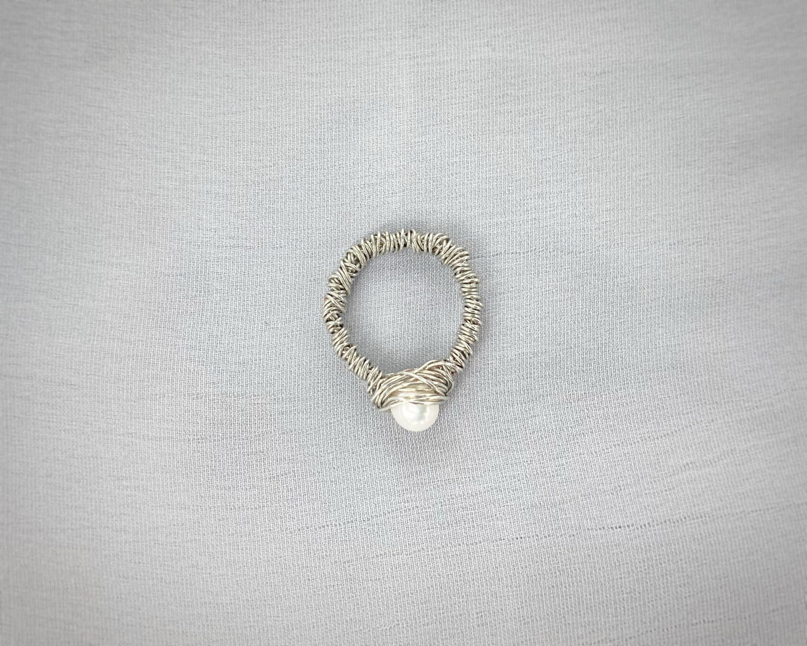 Серебристое кольцо с жемчужиной
