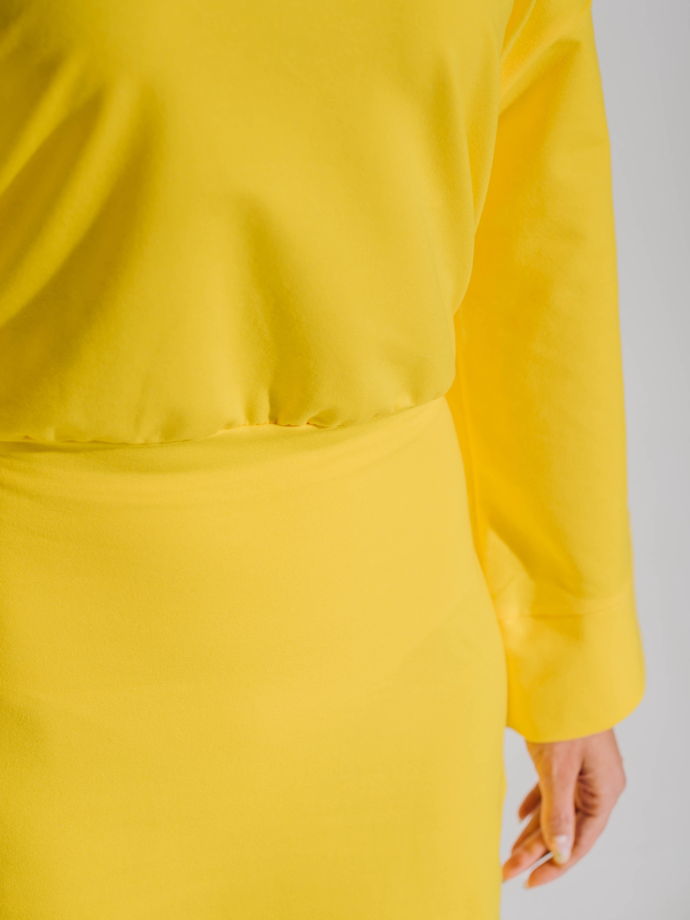 Ярко-желтое мини-платье с длинным расклешенными рукавами