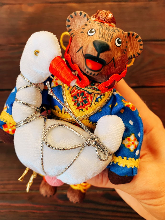 Елочная игрушка ручной работы и росписи "Медведь-охотник".