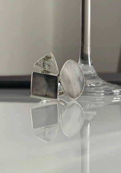 Кольцо из серебра с тремя камнями, молочным нефритом и двумя агатами. Trifolié S7.