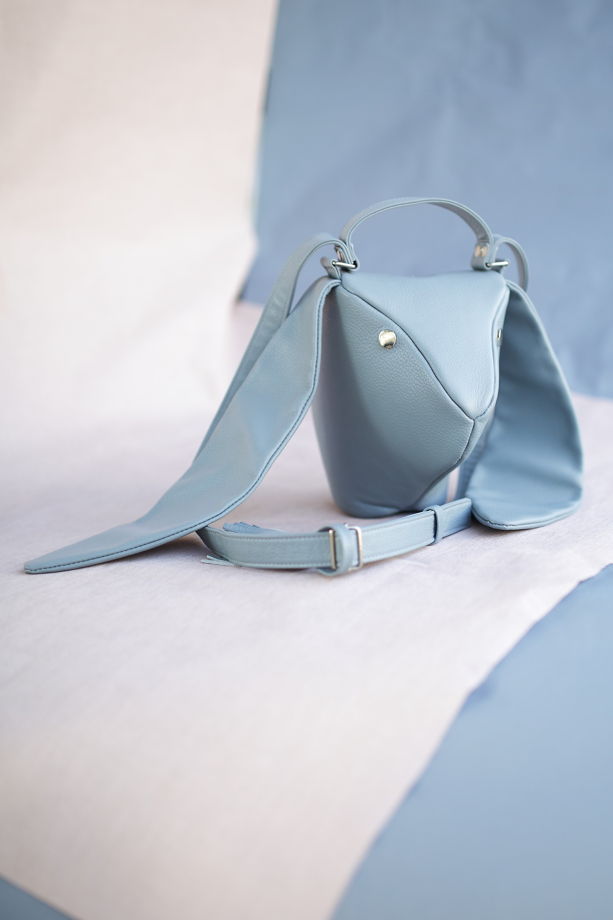 Голубая сумка в виде кролика