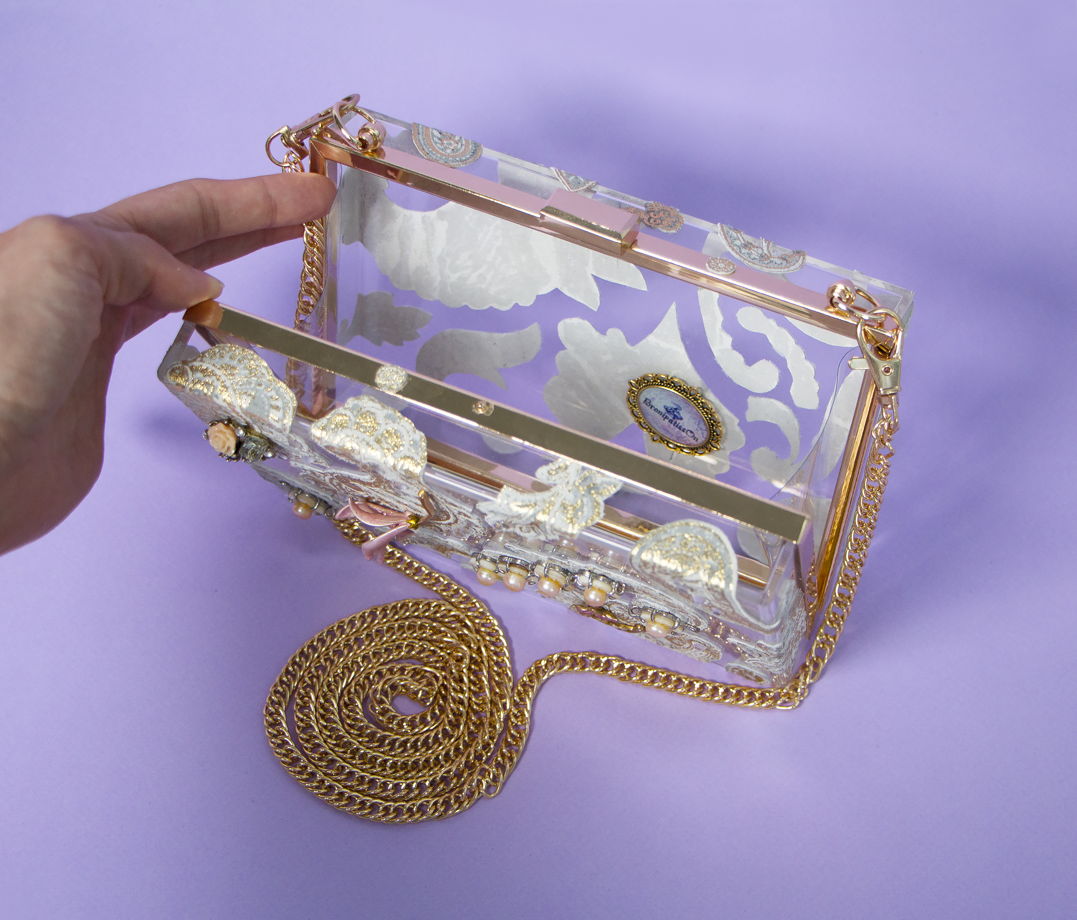 Клатч акриловый прозрачный с золотыми узорами из натуральной кожи, ажурными элементами, стразами и цветами