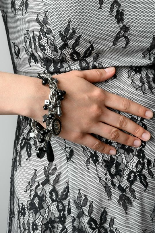 Браслет «Чёрные ягоды», Акцент: гематит, обсидиан, оникс, шпинель, медальон с эмалью (нерж. сталь)