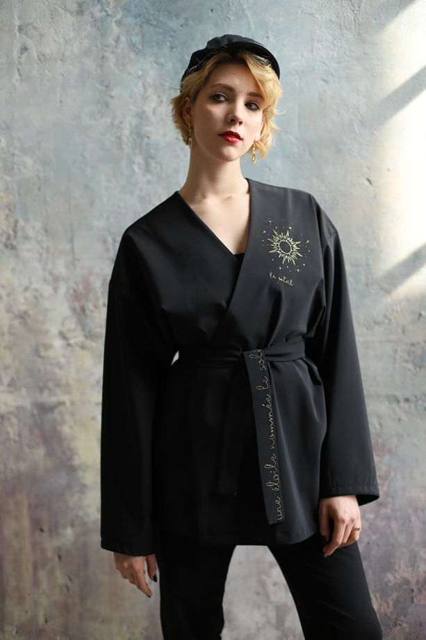 Чёрный оверсайз жакет-кимоно с поясом
