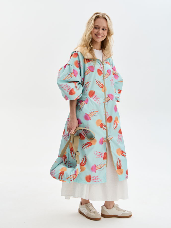 Плащ с авторским принтом.