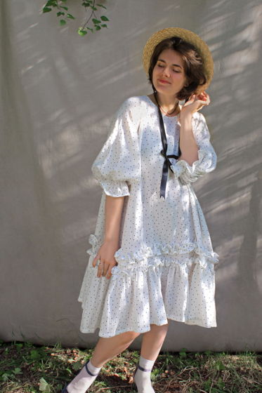 Свободное белое платье из муслина с рюшами и объемными рукавами