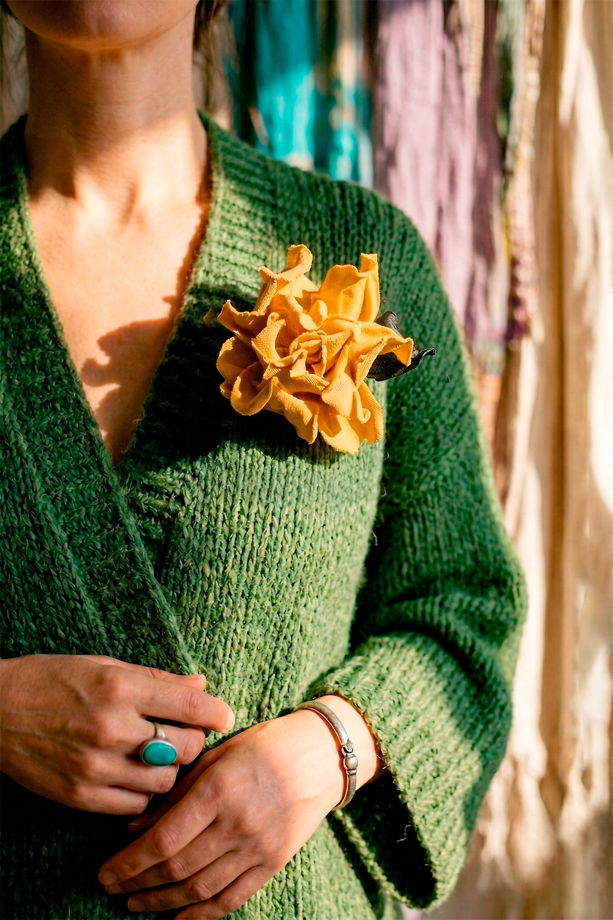 Желтая брошь цветок из льна