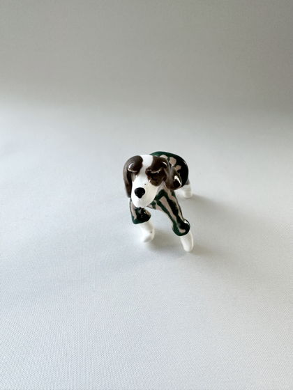 Статуэтка-подвес-ёлочная игрушка собака бигль в полосатом свитере из английского костяного фарфора ручной работы