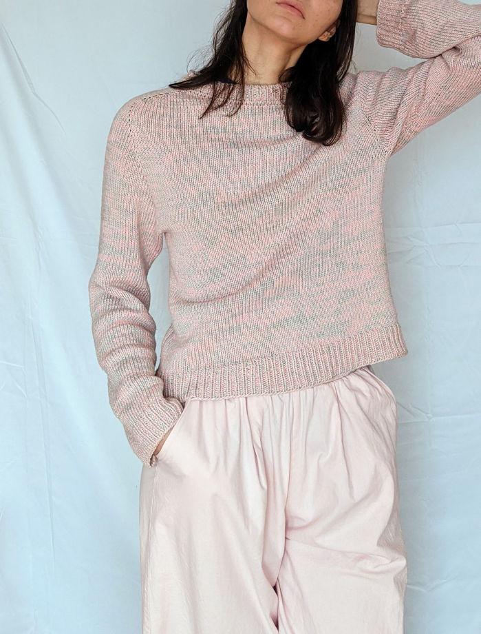 Нежный розовый вязаный свитер