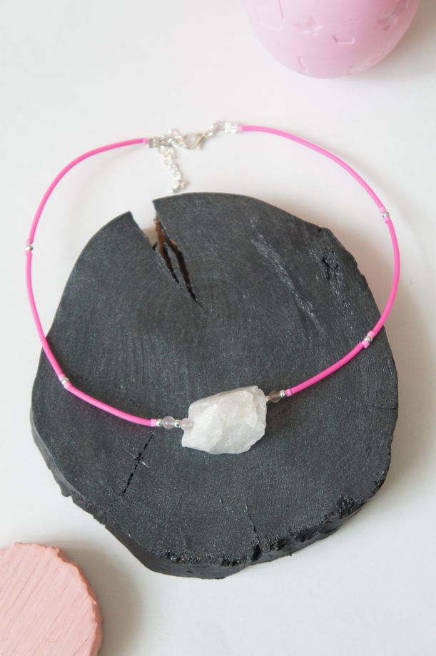 Колье чокер каучук фуксия натуральный розовый кварц