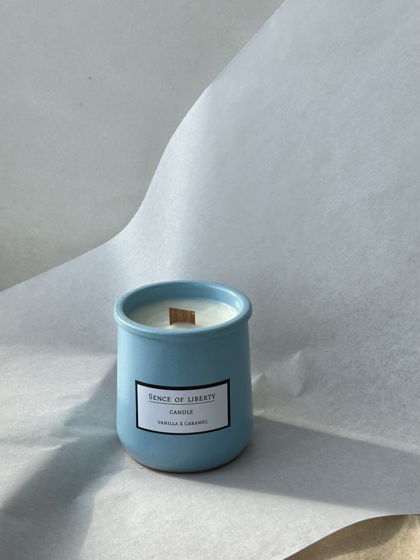 Эко свеча Карамель х ваниль в небесно-голубом подсвечнике Systery store