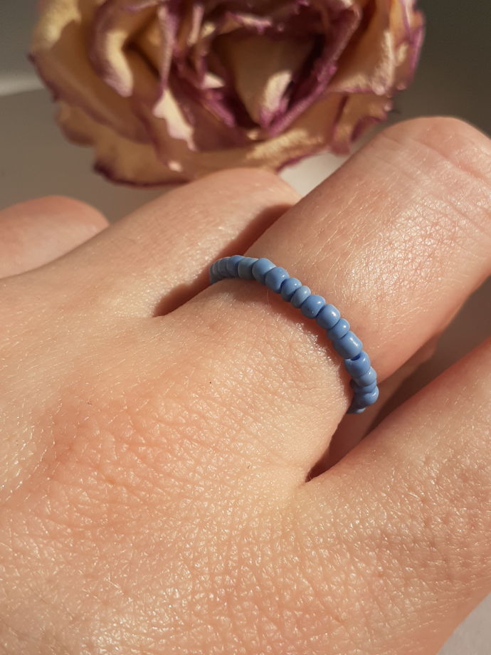 кольцо из бисера голубого цвета /кольцо на палец/ разные цветв